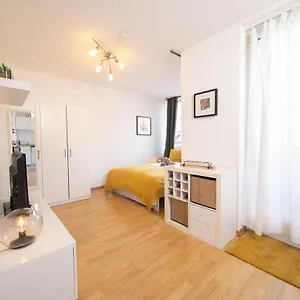 Shiny - Zentral Mit Balkon - Messe - Küche Apartment